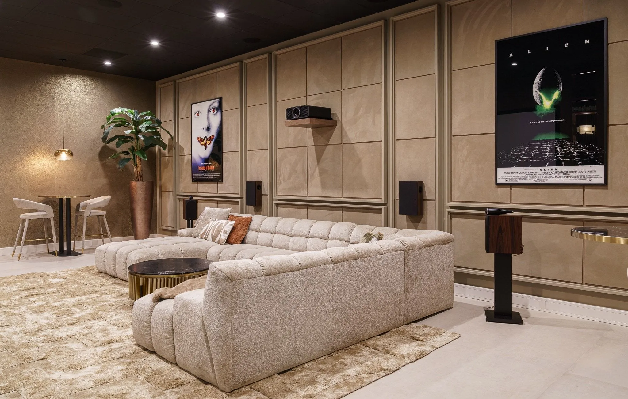 Woonkamer van Villa Boge met modulaire bank en wandpanelen
