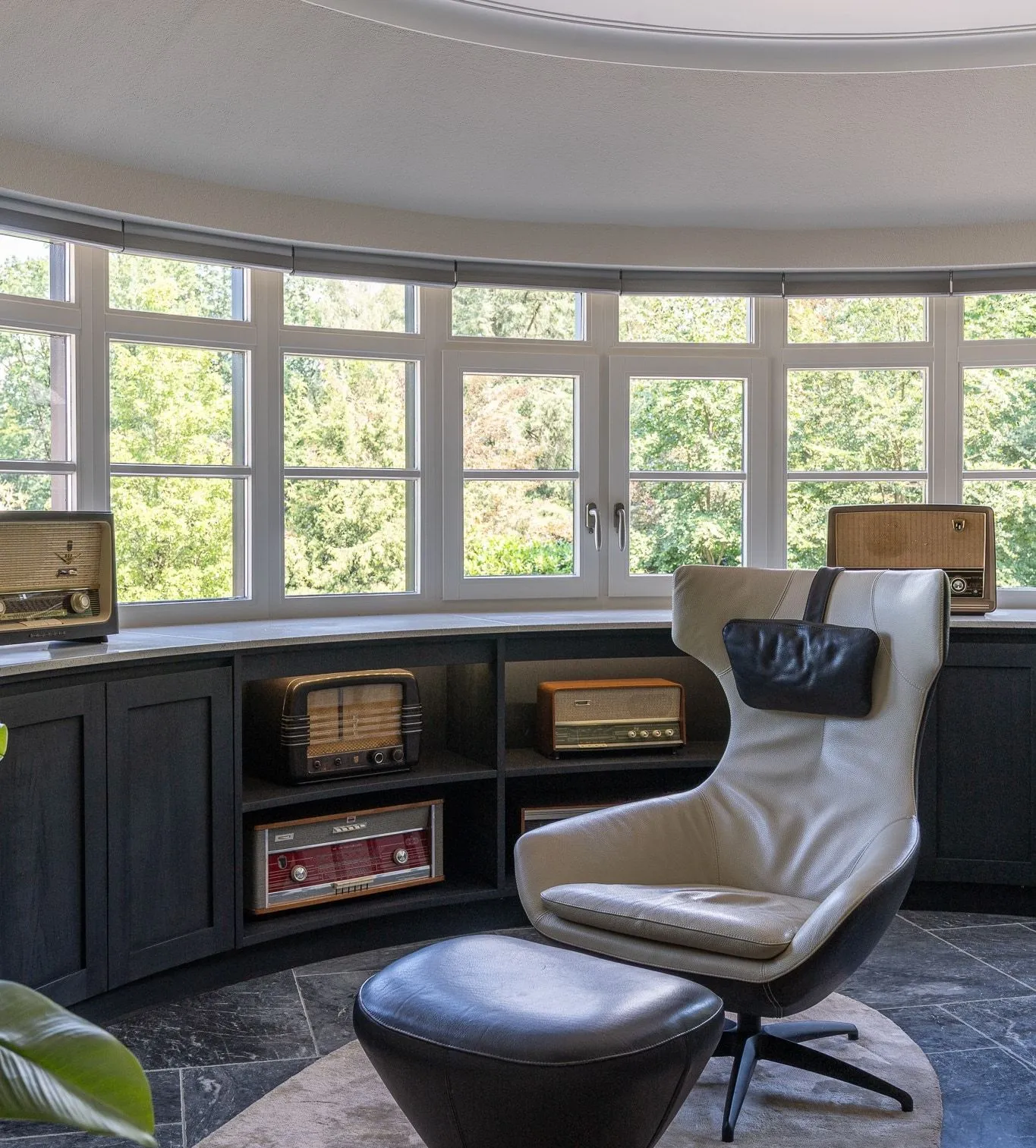 Huisbioscoop met gestoffeerde wandpanelen en loungebank