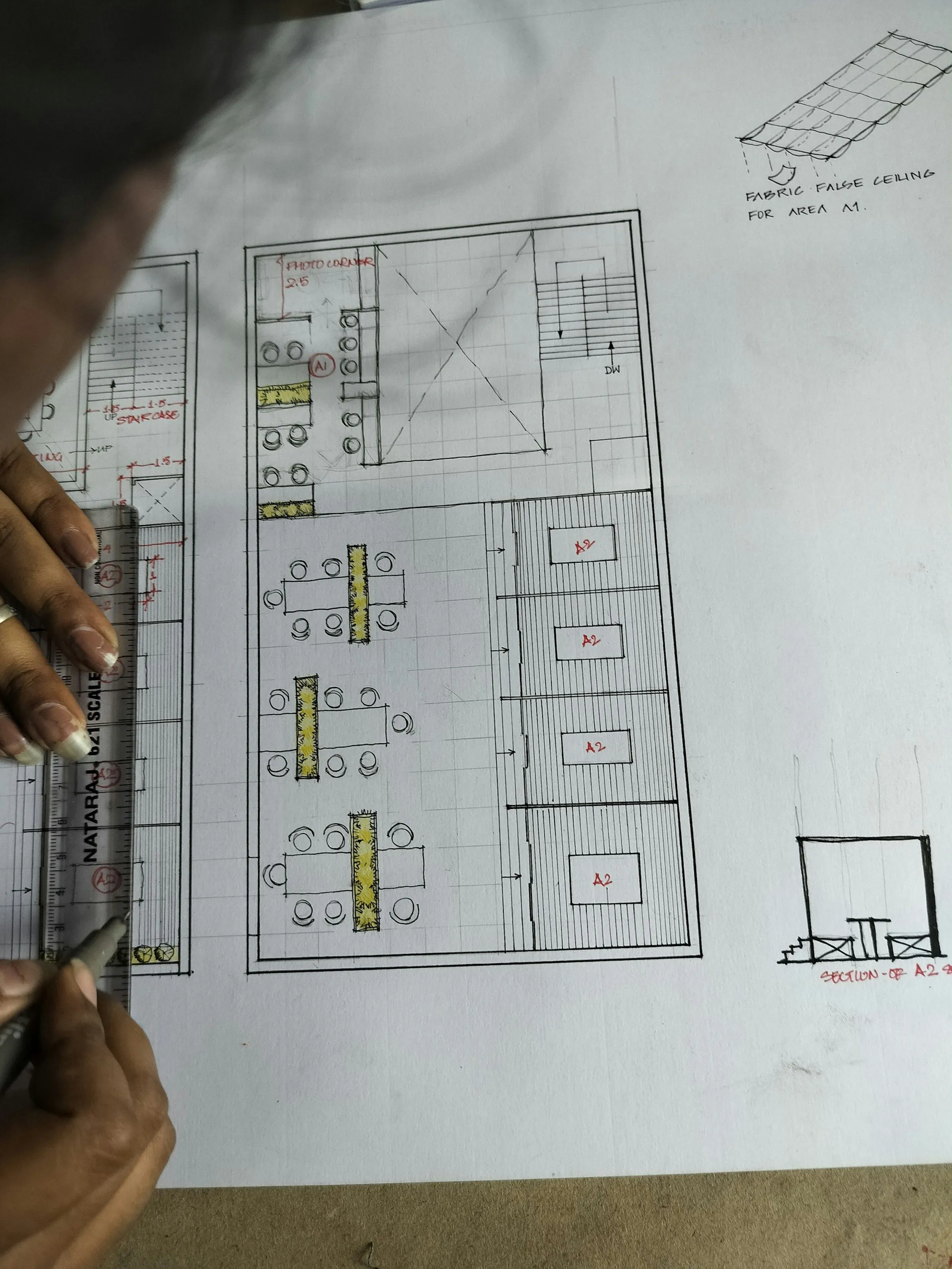 Hand die met potlood en liniaal een plattegrond uittekent
