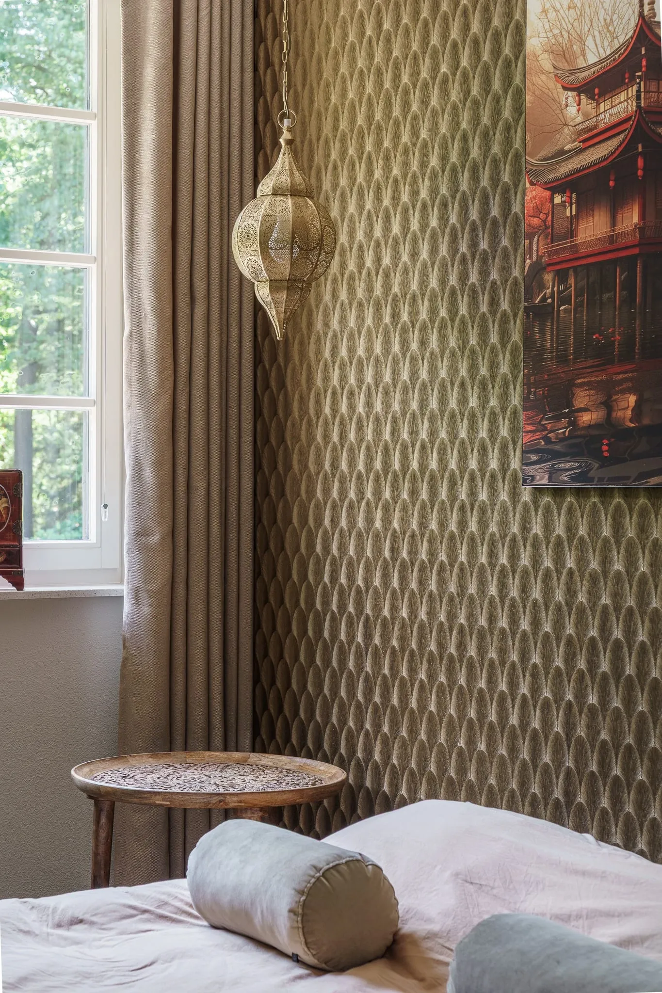 Logeerkamer met gedessineerd behang en messing lantaarn